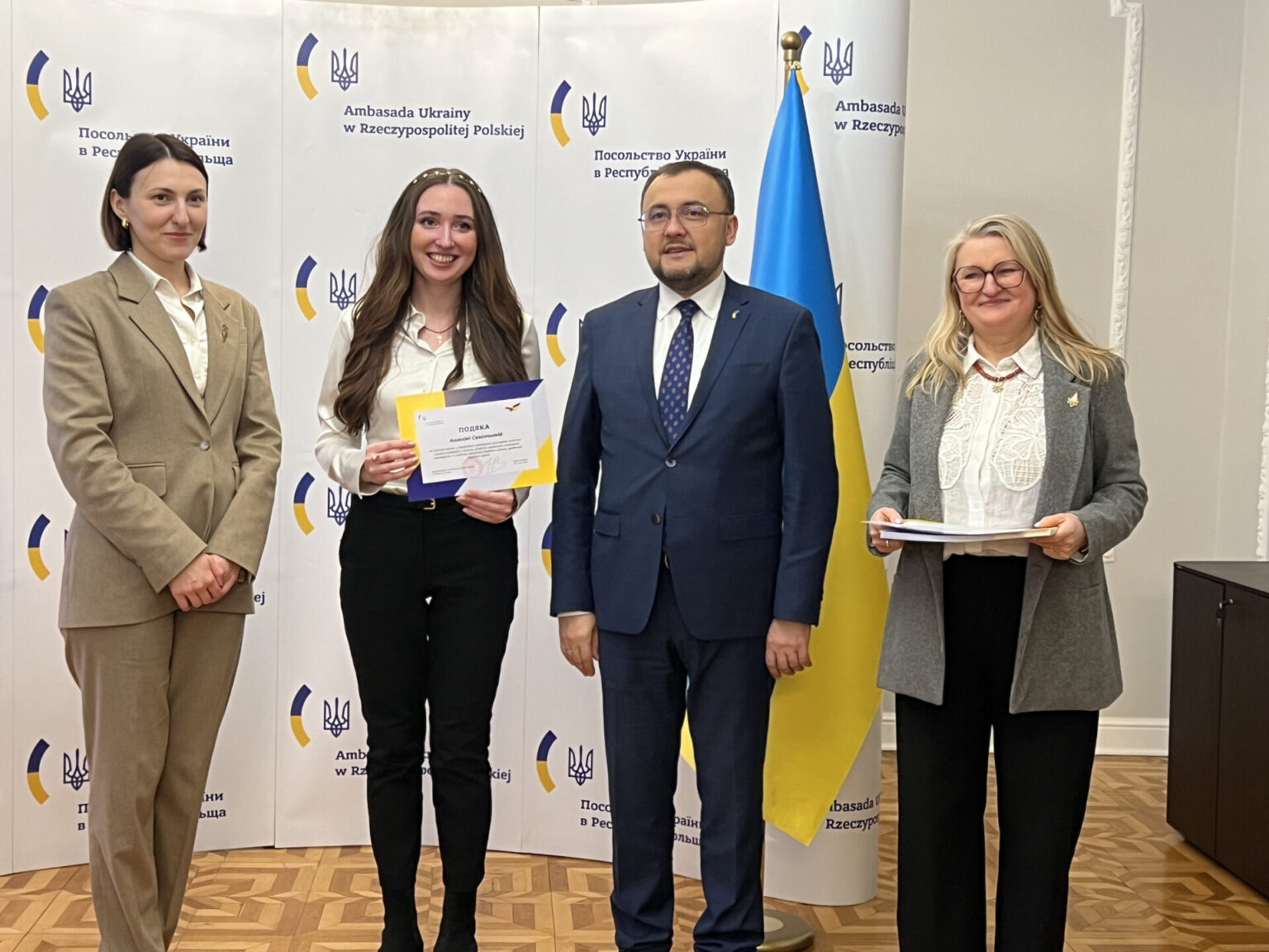 Вручення подяки Послом України Василем Боднаром Ангеліні Селезньовій